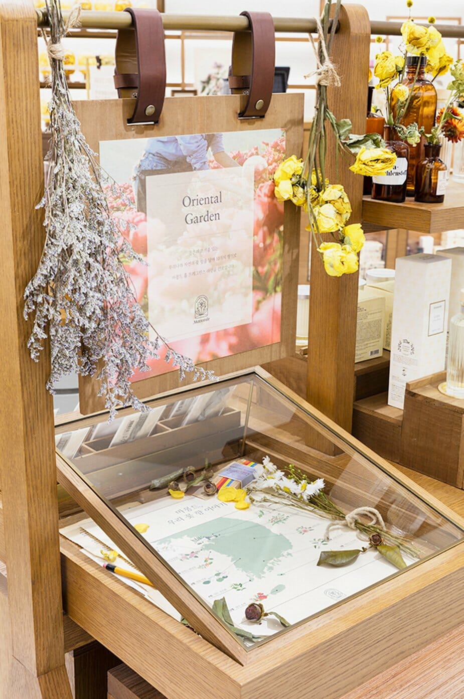 Mamonde Flagship store 'Mamonde Boutique' in Myeongdong 명동 마몽드 플래그십스토어 '마몽드 부티크' Mamonde_Vertical_2