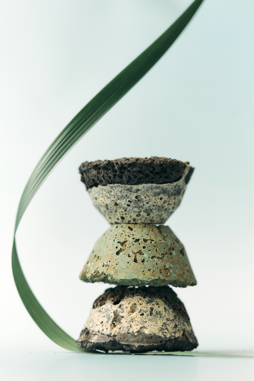 A stone object made from upcycled Osulloc green tea leaves 오설록 폐녹차를 활용한 스톤 오브제 25_22_00-1