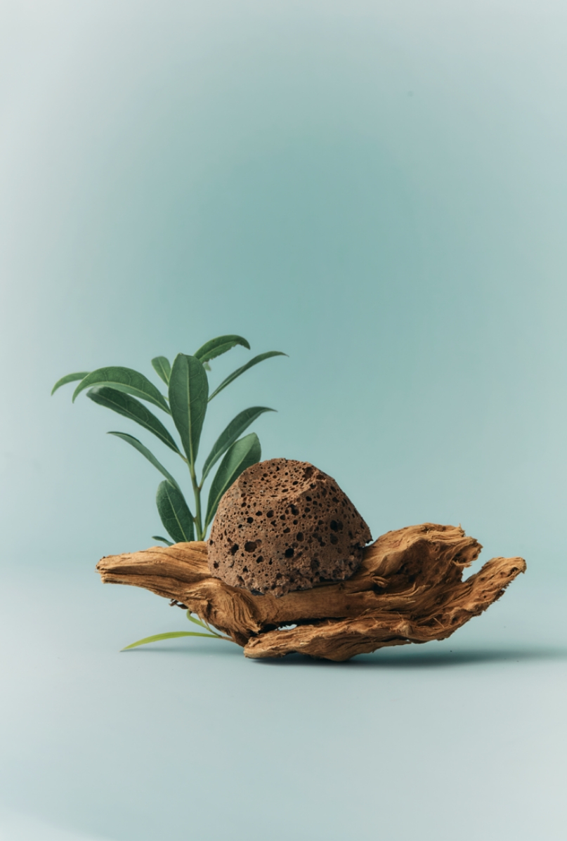 A stone object made from upcycled Osulloc green tea leaves 오설록 폐녹차를 활용한 스톤 오브제 25_22_03_da2_00