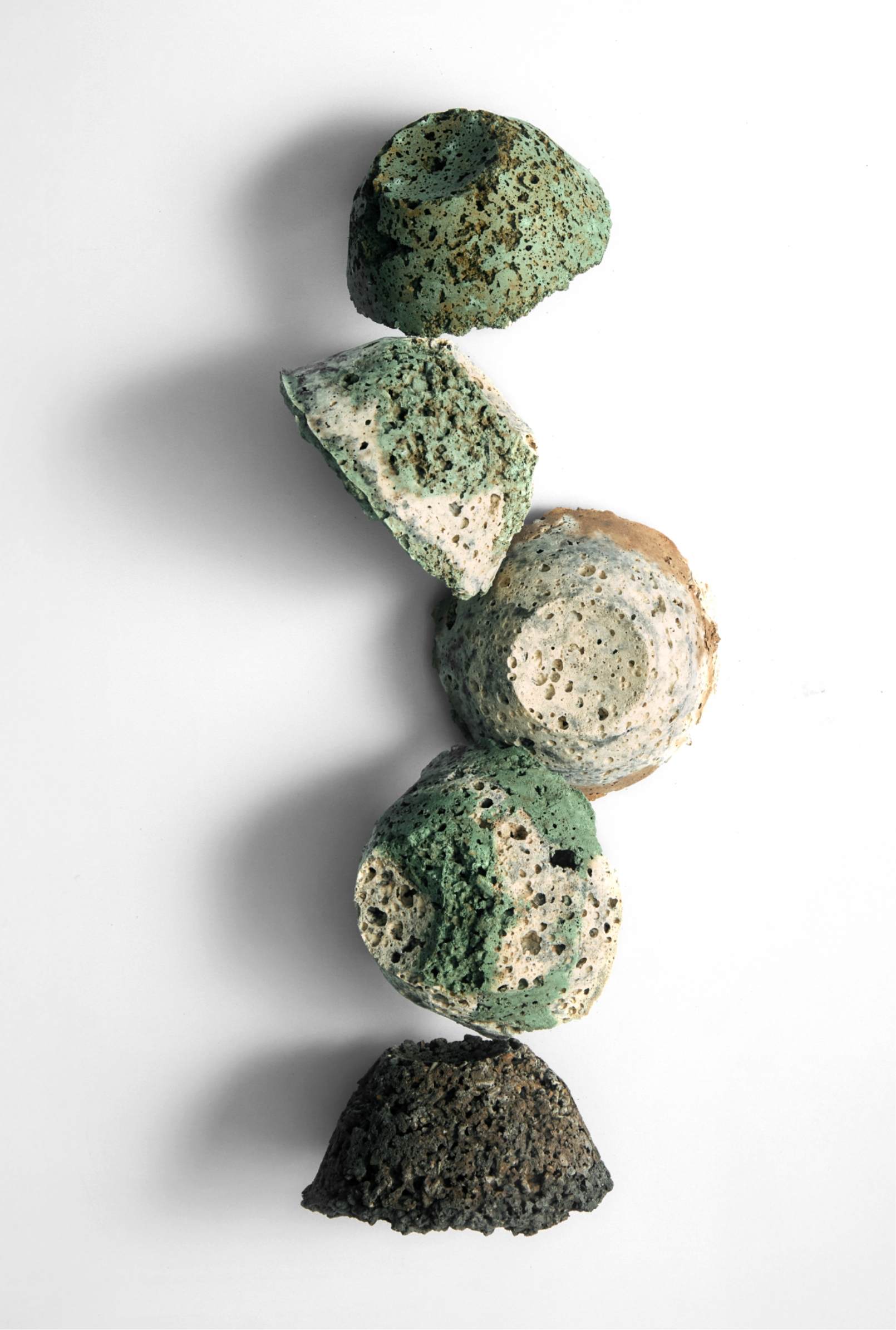 A stone object made from upcycled Osulloc green tea leaves 오설록 폐녹차를 활용한 스톤 오브제 25_22_14
