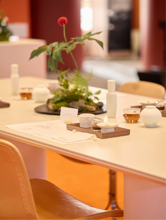 APEC CEO Summit: K-Beauty Pavilion by AMOREPACIFIC APEC CEO 서밋: 아모레퍼시픽 K-뷰티 파빌리온 25_56_15_da2_00