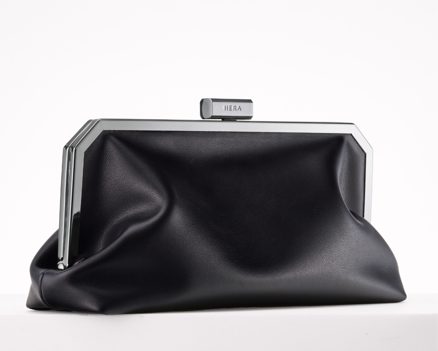 HERA × MARKGONG : ROAD TRIP 헤라 × 마크공 : 로드 트립, 도시의 틀을 깨고 자유를 입다. 26_12_02