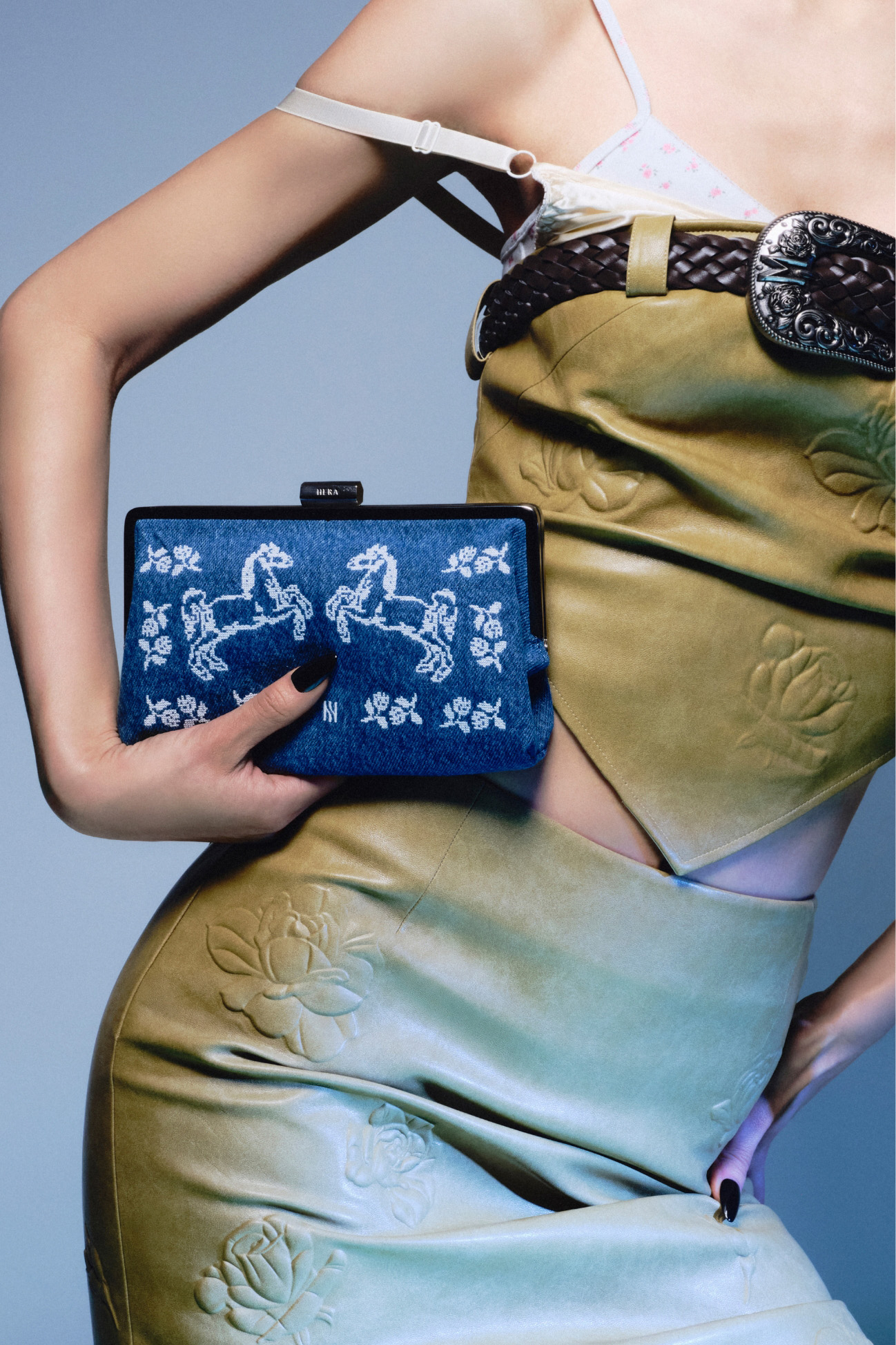 HERA × MARKGONG : ROAD TRIP 헤라 × 마크공 : 로드 트립, 도시의 틀을 깨고 자유를 입다. 26_12_11_da2_00