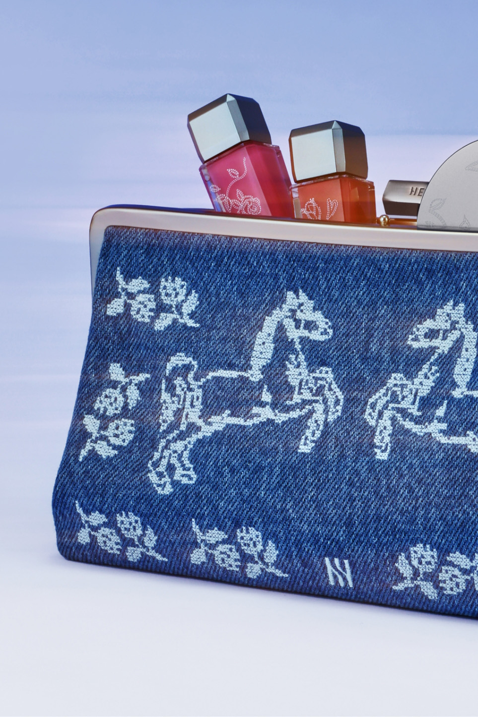 HERA × MARKGONG : ROAD TRIP 헤라 × 마크공 : 로드 트립, 도시의 틀을 깨고 자유를 입다. 26_12_11_da2_01