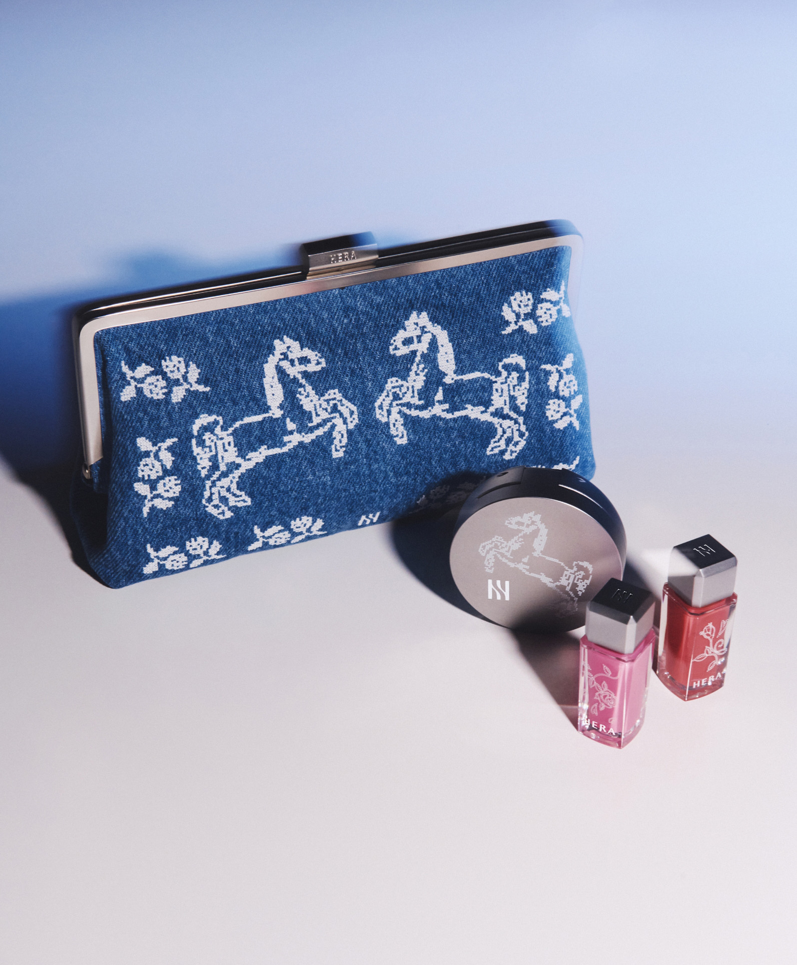 HERA × MARKGONG : ROAD TRIP 헤라 × 마크공 : 로드 트립, 도시의 틀을 깨고 자유를 입다. 26_12_14_da2_01